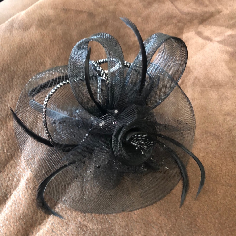 Headband with feathers and floral design